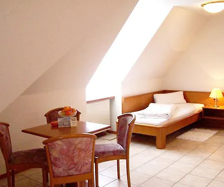 Loewen Garni 3*